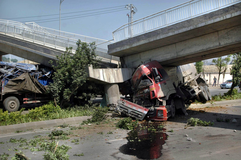 貴陽大罐車攔腰撞垮人行天橋 貴陽大罐車攔腰撞垮人行天橋