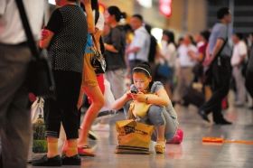 5月26日，武廣高鐵長沙南站，因為高鐵設(shè)備故障，滯留了大量旅客。圖/記者李坤