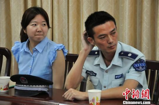 圖為參與“體驗(yàn)式執(zhí)法”的兩名城管隊(duì)員?！埱邸z