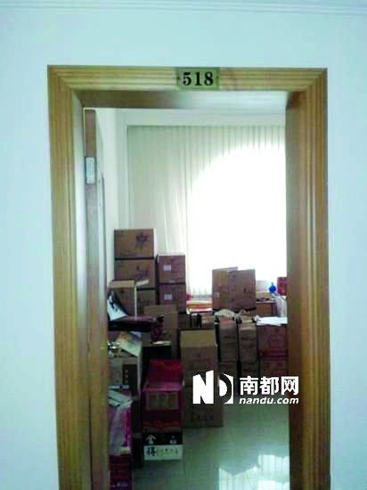 　江蘇靖江市工商局餐廳倉庫里被爆堆滿了高檔酒。