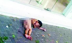 大熱天，小女孩赤身躺在馬路上