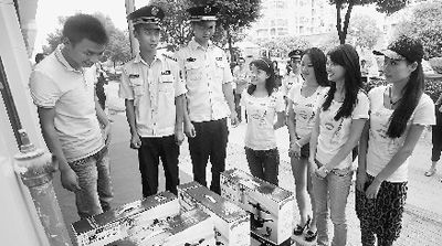 “美女執(zhí)法”。