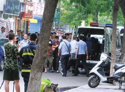 女童安全獲救后，嫌疑人被制服并由民警押出餐館。新華社發(fā)
