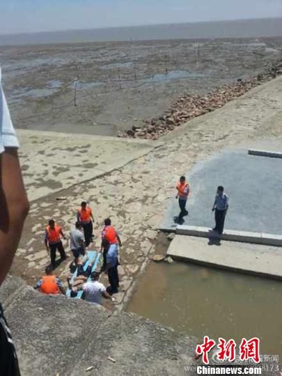 圖為網(wǎng)友@龍眼看新聞提供的溺水事故救援現(xiàn)場(chǎng)。 網(wǎng)友@龍眼看新聞 攝