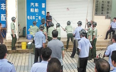 昨日，警方趕到現(xiàn)場制服嫌疑人何某。