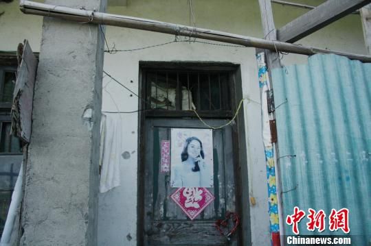 圖為嫌犯租住的民房，當天受害人即攀在門上的窗口對外呼救。 吳佳蔚 攝