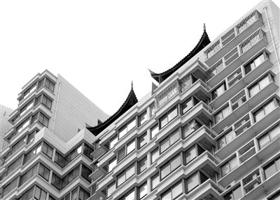 從三香大廈樓下能看見“空中園林”的亭檐一角。