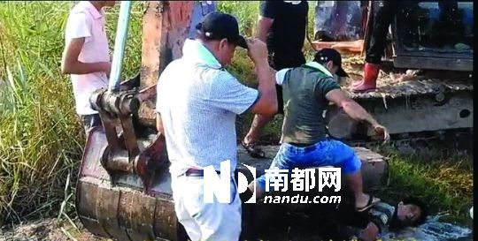 另一名男子被推入水塘。