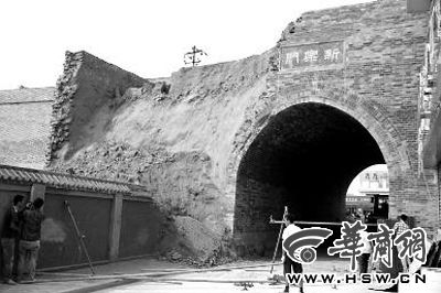 昨日上午9時左右，工人在倒塌處重新裝上護(hù)欄。實習(xí)記者 楊虎元 攝