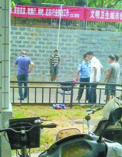 小偷被五花大綁捆在小區(qū)門前的墻壁上示眾。 網(wǎng)友羅先生 攝