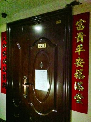 拆除公告昨天仍貼在2605號(hào)大門上。