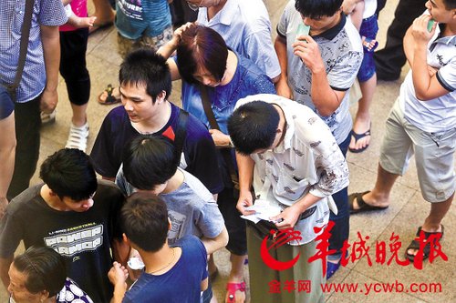 挎腰包的“黃?！狈职l(fā)一輪“任務(wù)”后，自己也開始整理“炒號(hào)”簽條