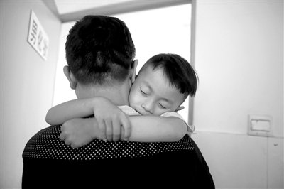 9月6日，“鷹爸”抱著多多去化妝間，準(zhǔn)備錄制節(jié)目。