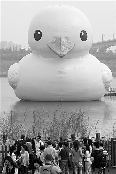 前日，大黃鴨首秀時，皮膚發(fā)皺、嘴巴尖尖朝下嘟，顯得頗為“委屈”。