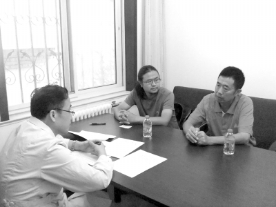 9月13日下午，雷闖(中)與父親在國(guó)家衛(wèi)計(jì)委遞交建議信，與衛(wèi)計(jì)委工作人員交流?！±钻J供圖