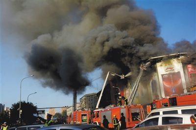 11日，蘋果園喜隆多商場，火災現場濃煙滾滾。新華社發(fā)