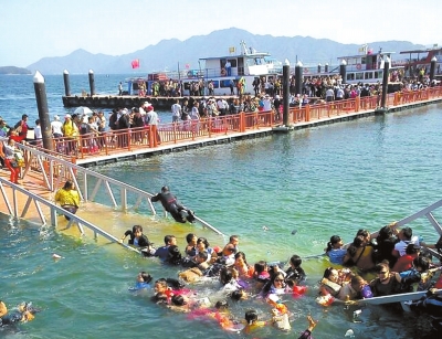 昨天，廬山西海景區(qū)過橋塌陷，致十數(shù)名游客落水。圖/東方IC