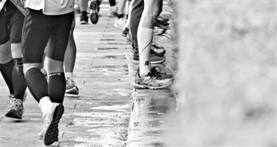 昨日，2013年北京馬拉松，因流動廁所和公廁有限，很多選手都“就地解決”，地面上“水”流成河。