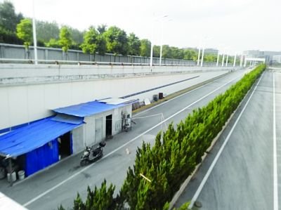 隧道內堆放著大量生活用品。