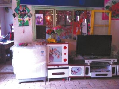 麻永東屋里的家具電器仍是嶄新的。