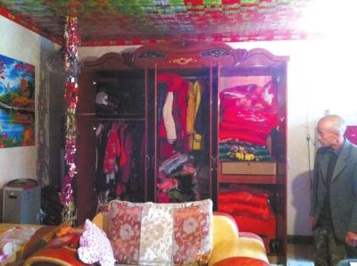 大衣柜里掛滿了各式衣服和挎包。