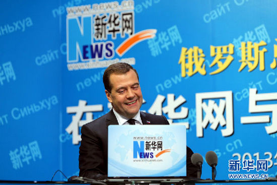 10月22日，俄羅斯總理梅德韋杰夫在新華網(wǎng)與中國網(wǎng)民進行在線交流互動。 新華社記者邢廣利攝