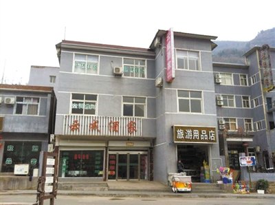 今年，胡萬林涉嫌非法行醫(yī)的地點(diǎn)，就在這座農(nóng)家賓館內(nèi)。