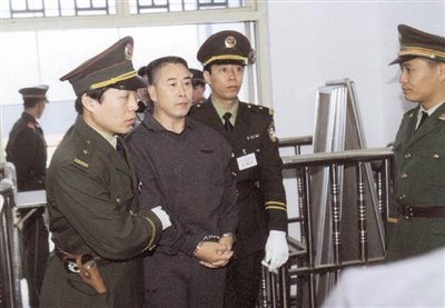 2000年9月30日，河南商丘，胡萬林被法警押上法庭。