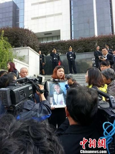 法院外，死者祁某的家人正在接受媒體采訪。 田雯 攝