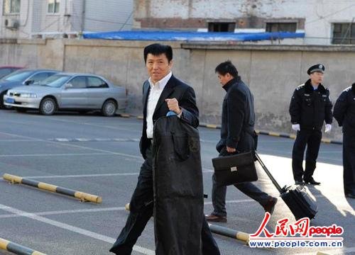 庭審當(dāng)日，李某某辯護律師張起淮匆匆趕到北京市一中院    人民網(wǎng)記者 翁奇羽攝