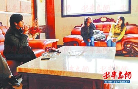 鄱陽湖鄉(xiāng)村大酒店內(nèi)，兩個本地男子帶著兩個外籍女子給記者