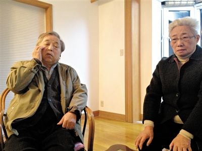 前晚，年過七旬的劉光嘉及妻子向記者講述強(qiáng)拆經(jīng)過。