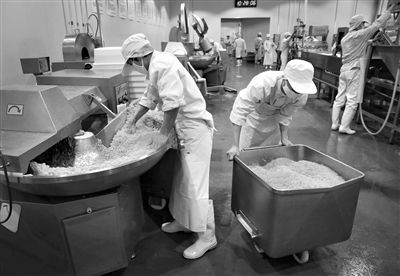 昨日，位于順義李遂開(kāi)發(fā)區(qū)的慶豐包子鋪配送中心生產(chǎn)車(chē)間，工人們正在斬拌胡蘿卜餡料。