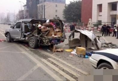 一輛越野車在車禍中受損嚴(yán)重。圖據(jù)網(wǎng)絡(luò)