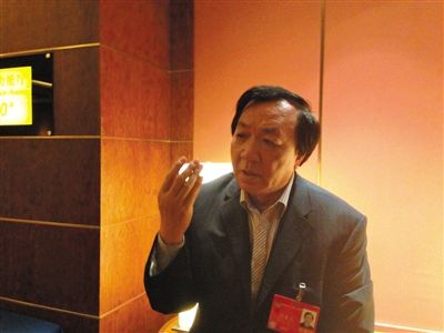 　昨日，在接受采訪時，何香久強調(diào)，大多公務(wù)員是勤勉工作的。