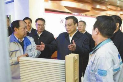昨天，李克強在科技園查看PM2.5過濾設(shè)備。圖/新華視點微博