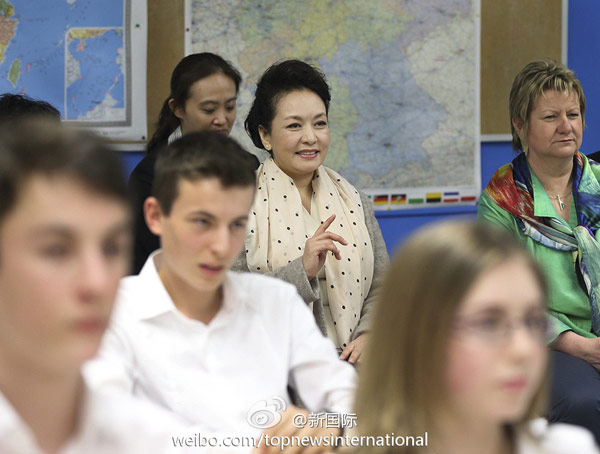 彭麗媛在德國中學(xué)講述“中國夢” 彭麗媛在德國中學(xué)講述“中國夢”
