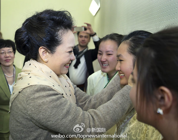 彭麗媛在德國中學(xué)講述“中國夢” 彭麗媛在德國中學(xué)講述“中國夢”