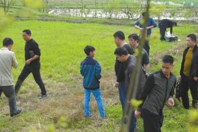 少年指認藏槍地點。