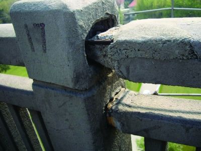 圖為大橋17號墩處橋面裂縫。梅建明 攝