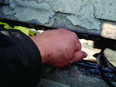 圖為大橋17號墩處橋面裂縫。梅建明 攝