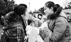 墓區(qū)服務(wù)員（右）見證了喪葬“綠化進程”。新華社發(fā)