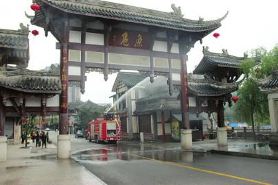 消防車(chē)上街為敘永魚(yú)鳧古街“洗臉”