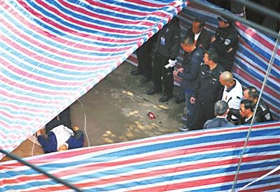 事發(fā)后警方在簡易的塑料棚內進行調查