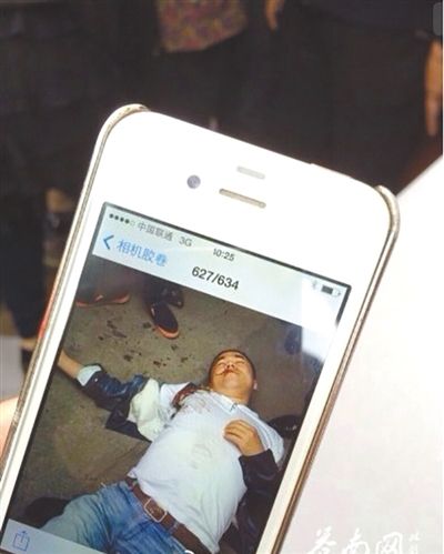 4月19日上午，目擊者拍到的黃祥拔被打現(xiàn)場圖片。網(wǎng)絡(luò)截圖