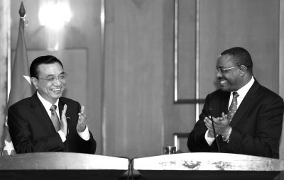 ▲國務(wù)院總理李克強(qiáng)在亞的斯亞貝巴與埃塞俄比亞總理海爾馬里亞姆會(huì)談后，共同會(huì)見記者。 新華社發(fā)