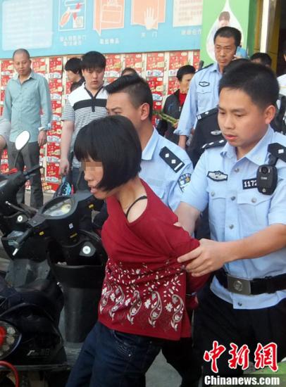  5月8日上午8時10分左右，江西省撫州市黎川縣日峰鎮(zhèn)家家樂超市發(fā)生一起持刀傷人案件。