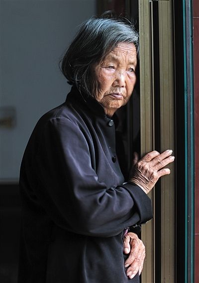 為了能“睡棺木”土葬，潘秀英四次喝農藥自殺，后被搶救過來。