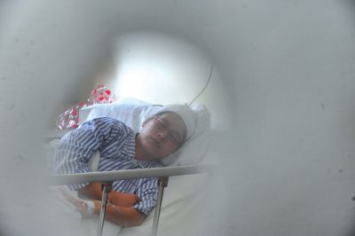 　6月3日，被打的值班醫(yī)生在病房接受治療。新華社發(fā)