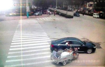 23日中午，陳母被突然噴毒。新京報(bào)記者 王瑞鋒 攝